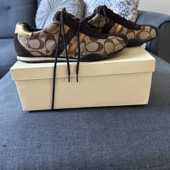 Coach Women’s Katelyn Monogram sneakers in a size 6M - Picture 6 of 10